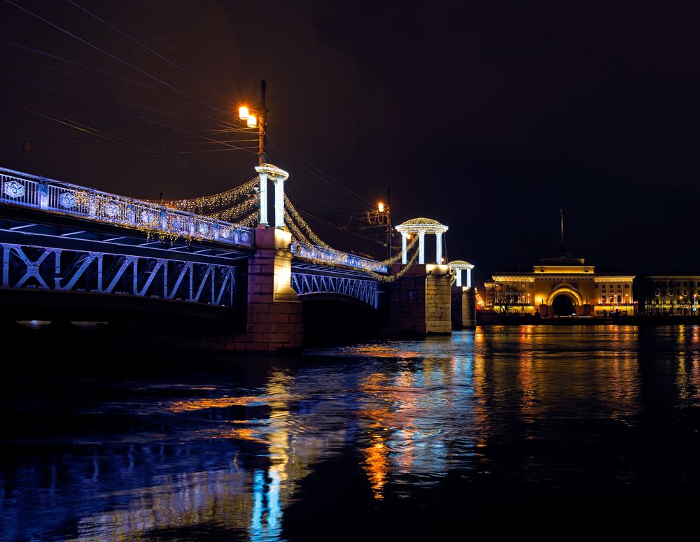 Дворцовый мост в Рождественскую ночь