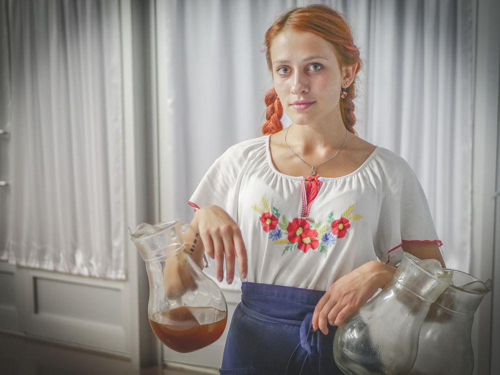 Девушка с кувшинами