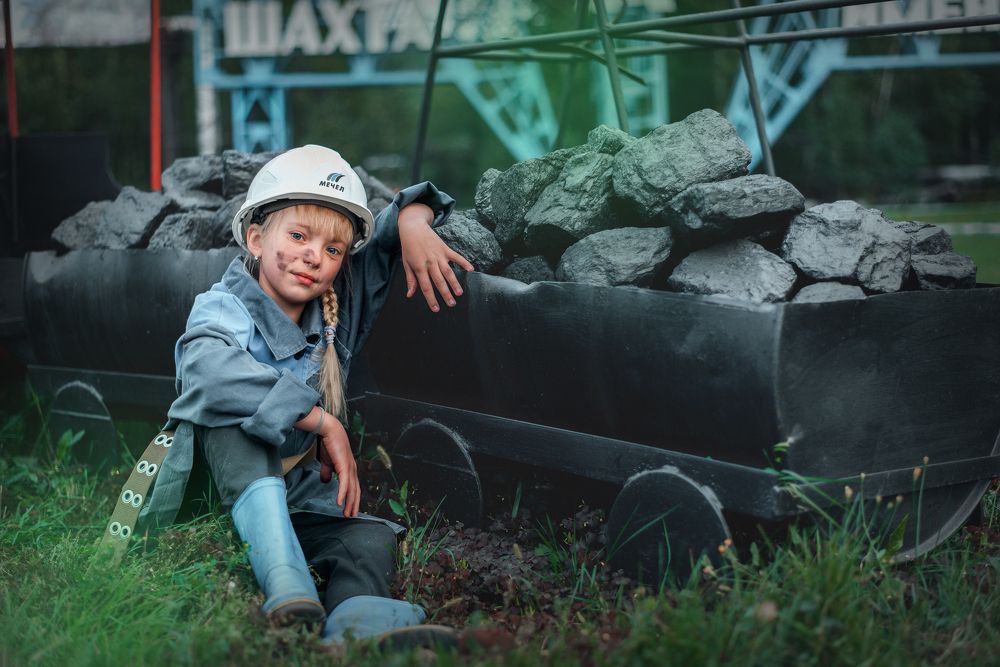 Взорвано,  уложено,  сколото  Чёрное  надёжное  золото.
