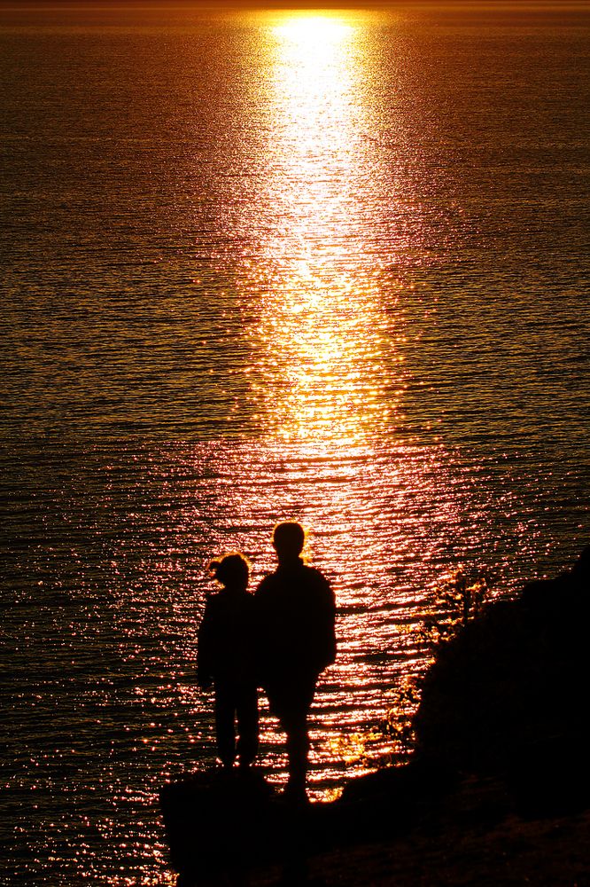 Пурпурной полосой огня прозрачный озарён закат...