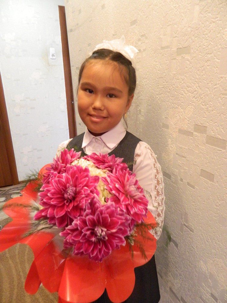 скромная улыбка