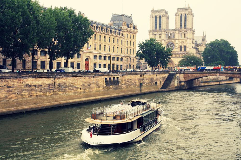 По Сене на кораблике.