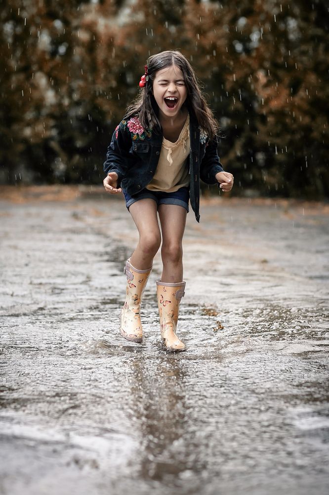 Под дождем...