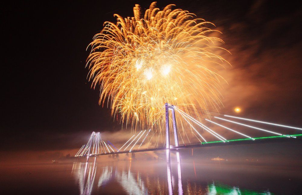 Салют в День города Красноярска на фоне Виноградовского моста