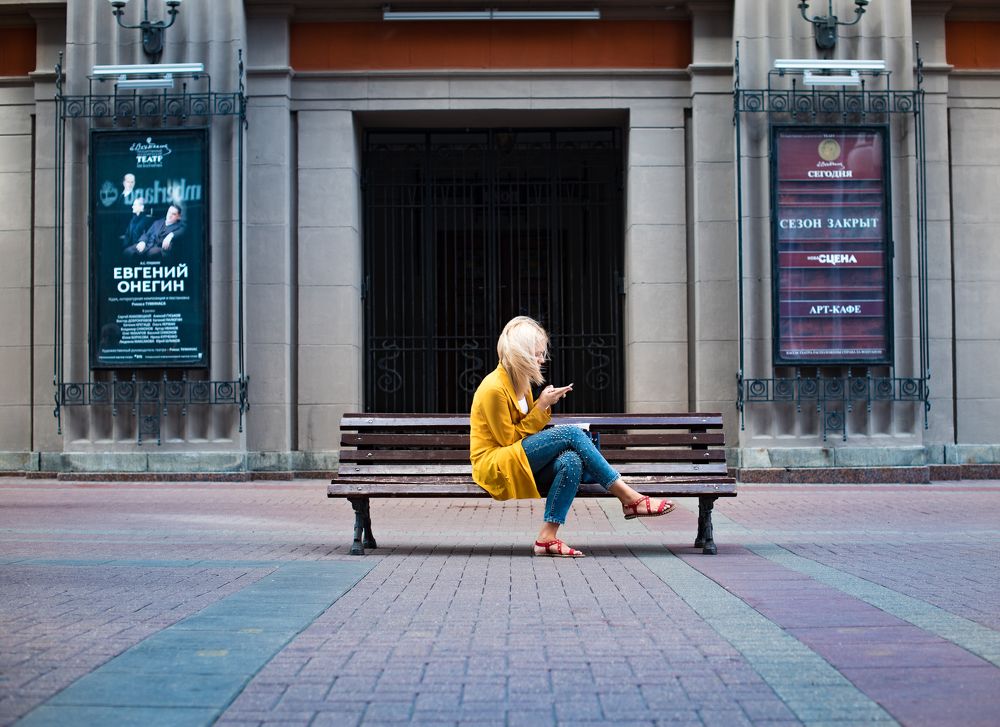 Девушка в желтом