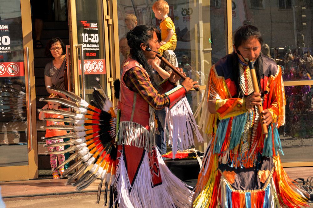 Музыканты -индейцы на улице Иркутска.