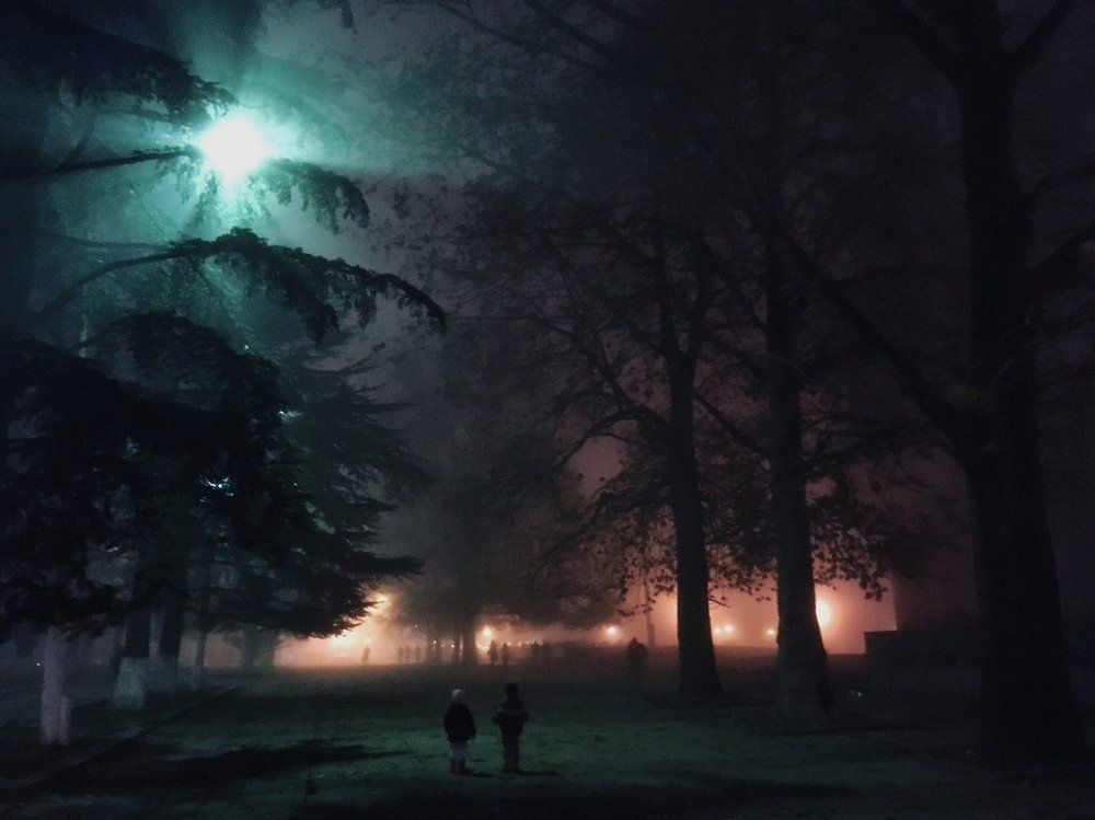 Вечерний город окутан туманом...