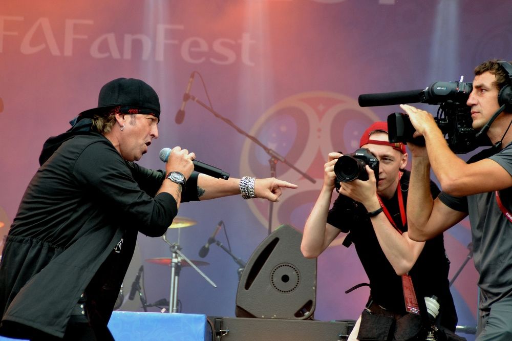 Поет Артур Беркут