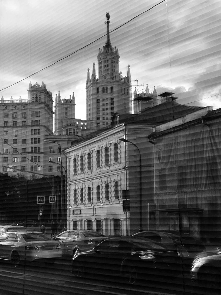 За закрытыми жалюзи