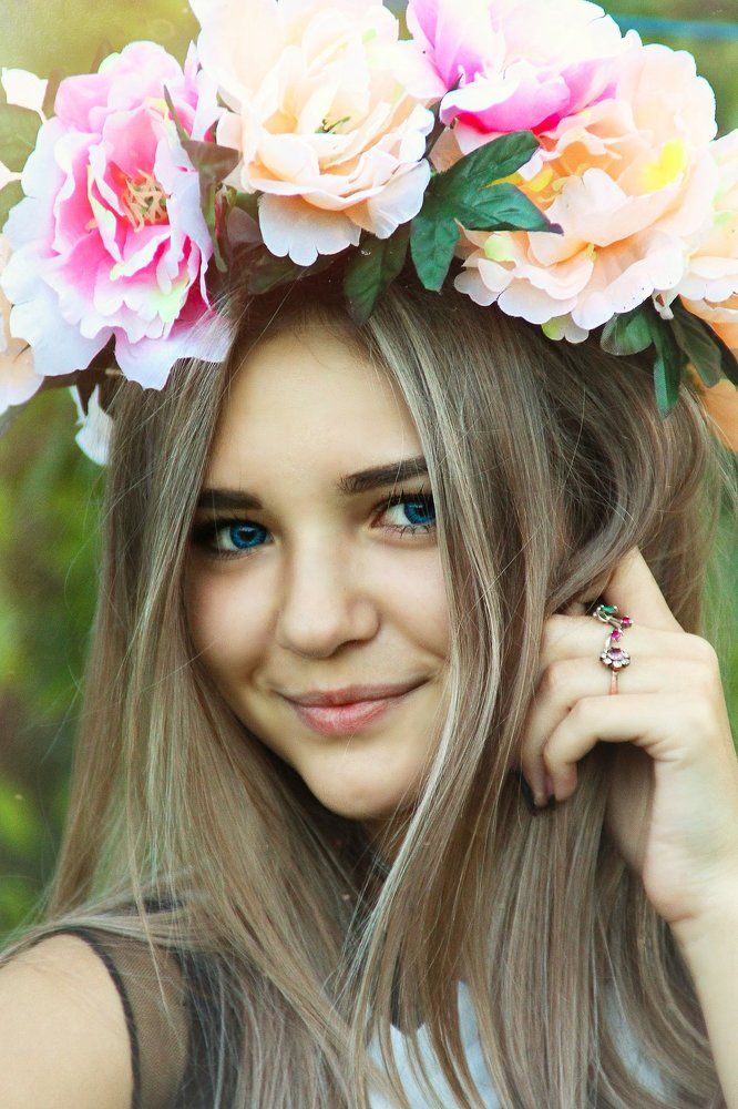 Девушка с венком