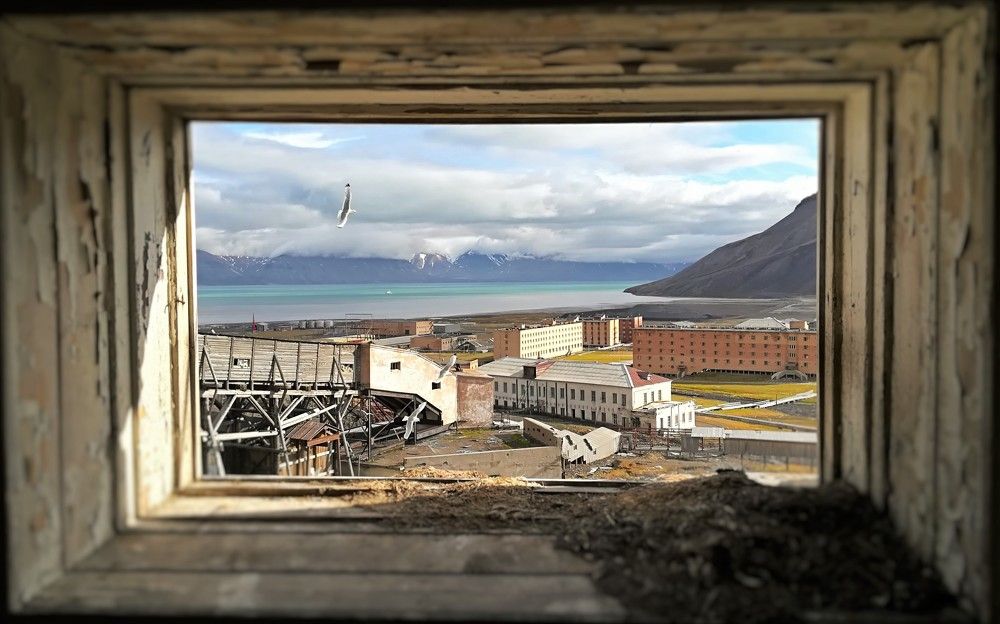 Пейзаж в оконной раме