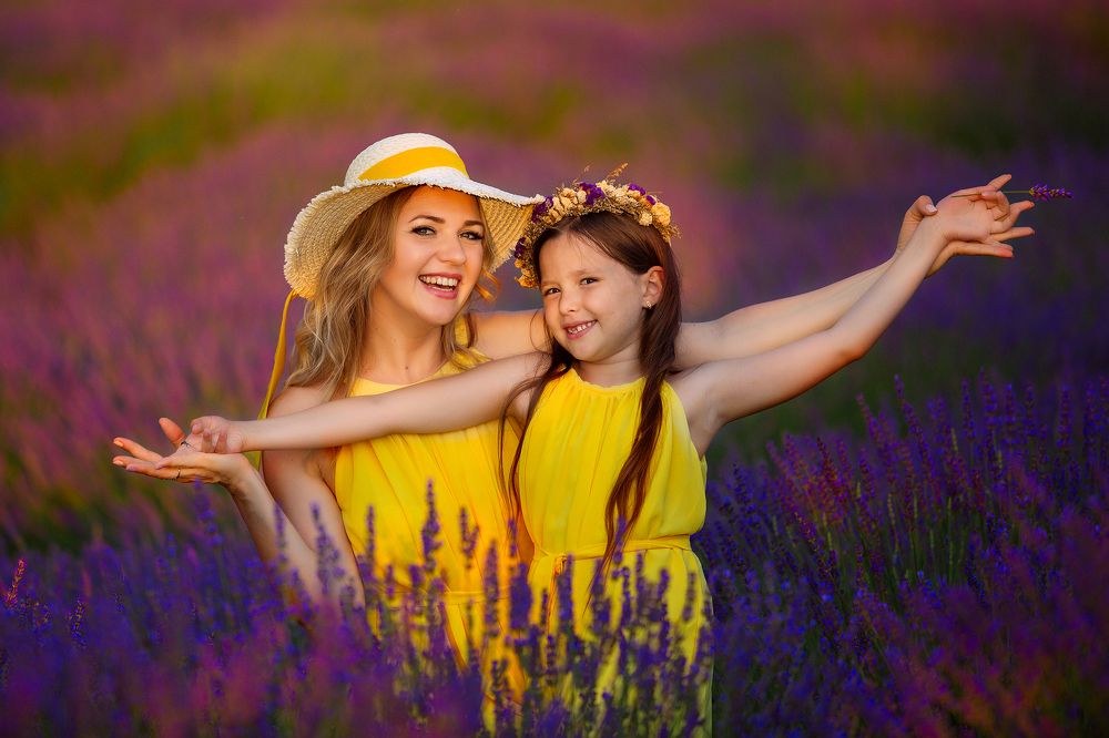 Мама и дочь лавандовом поле