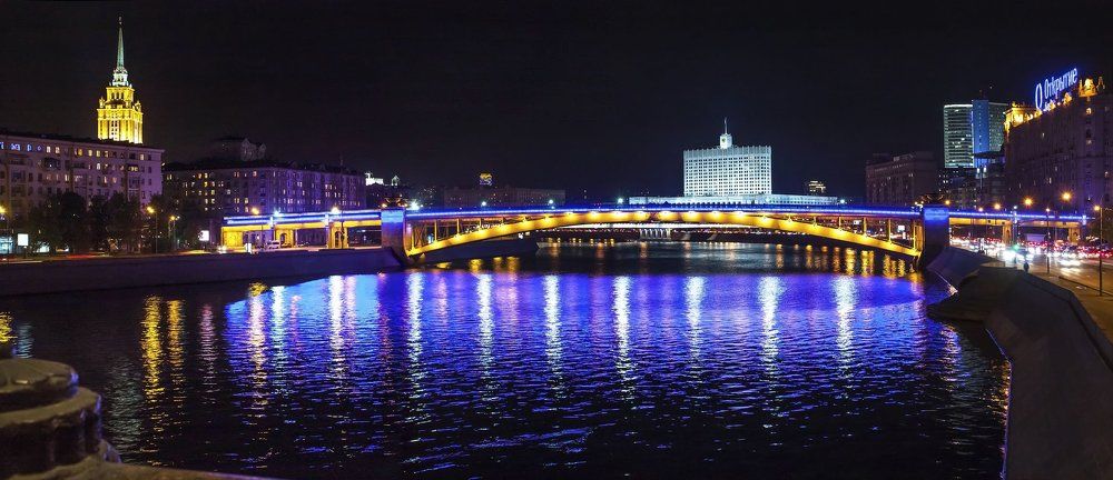 Расплескалась синева