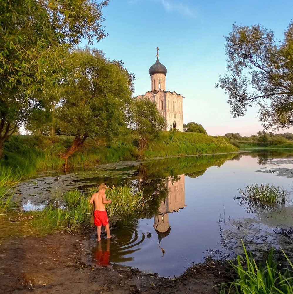 Река храмом лелеет...но спугнули в мгновенье...