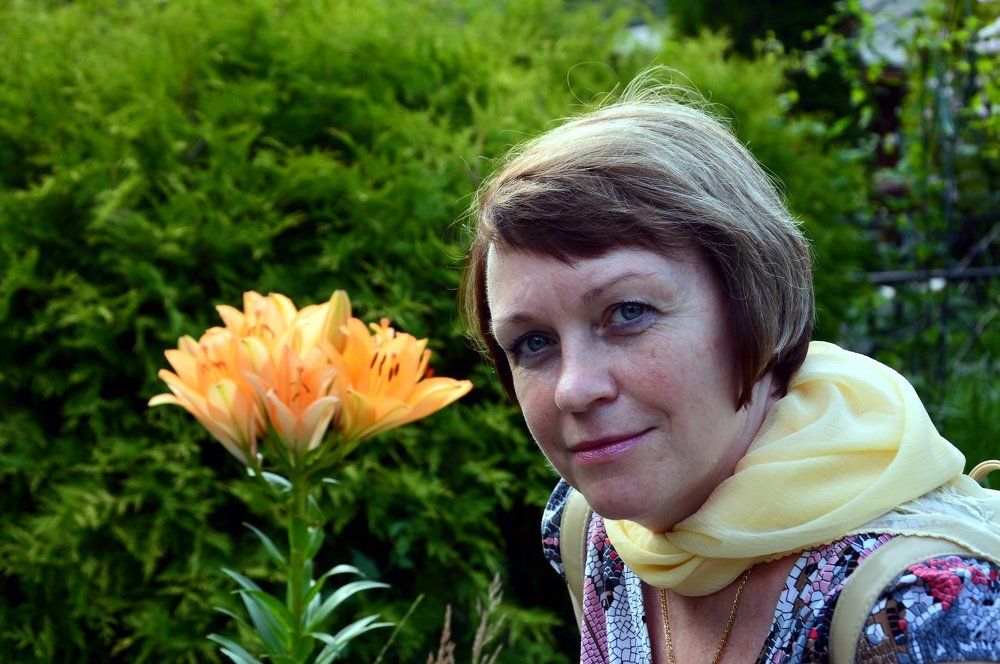 Цветы и улыбка чудесна