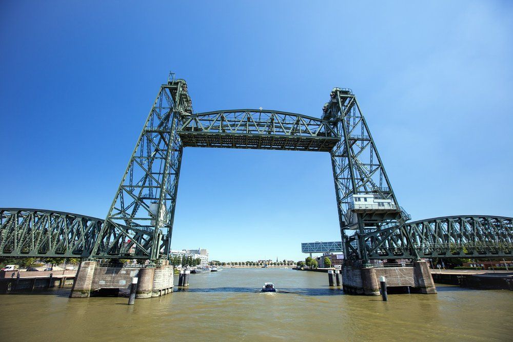 Разводной железнодорожный мост в Роттердаме