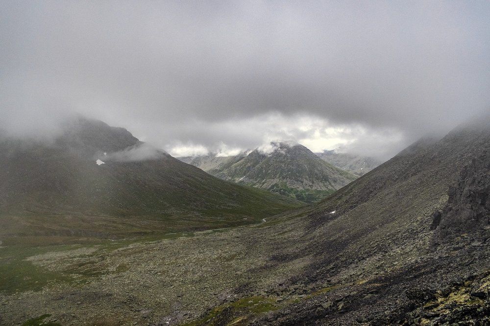 Горы Приполярного Урала в тумане