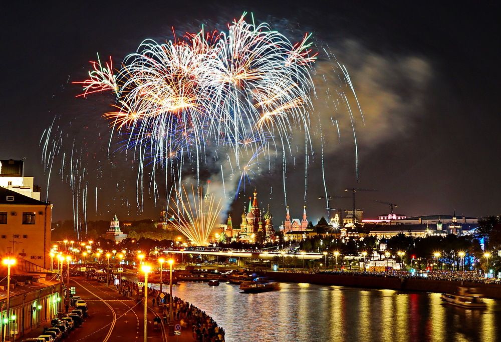 Салют над Кремлем.