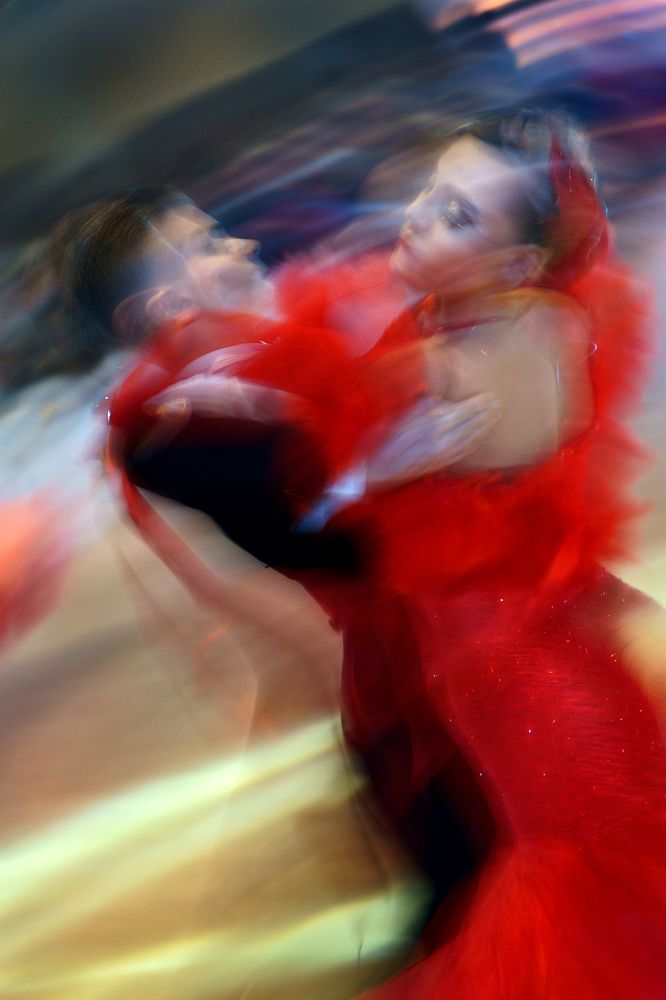 девушка в красном