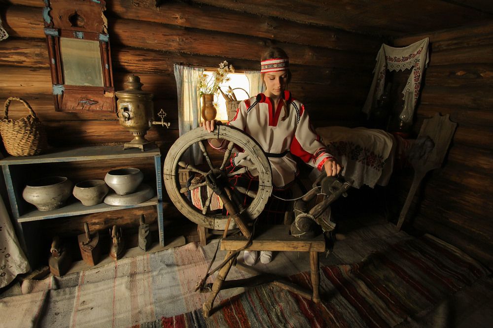 Девушка у прялки