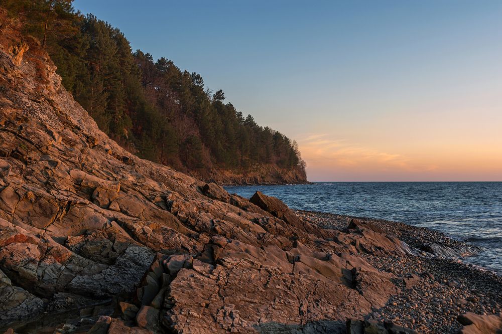Закат на скалистом берегу.