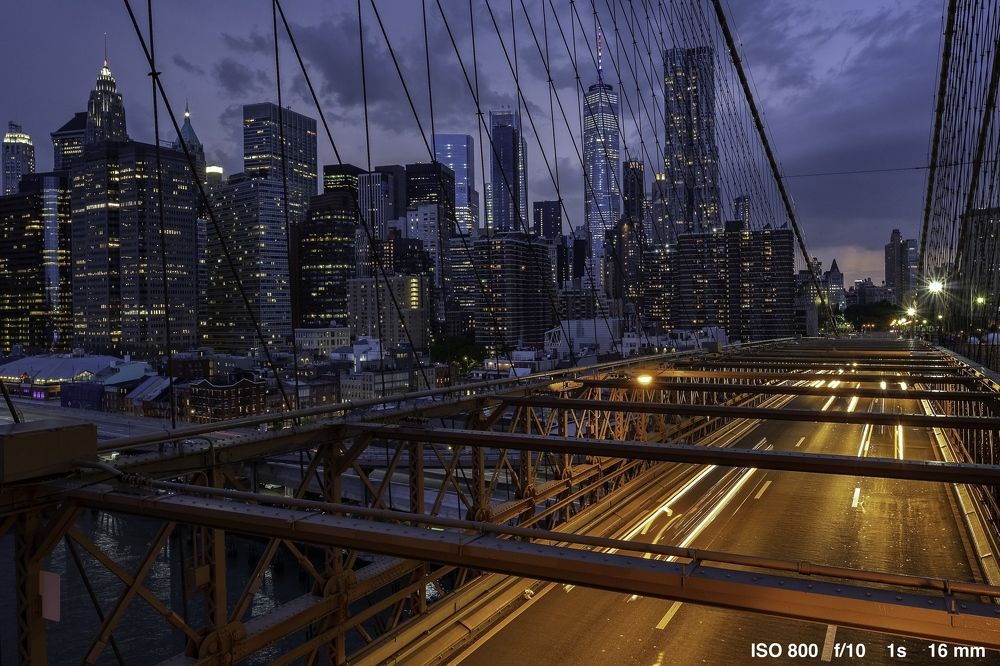 Night in the City that never sleeps. Brooklyn bridge.