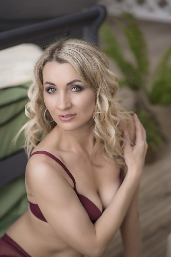 А в глазах ее , много тайны...