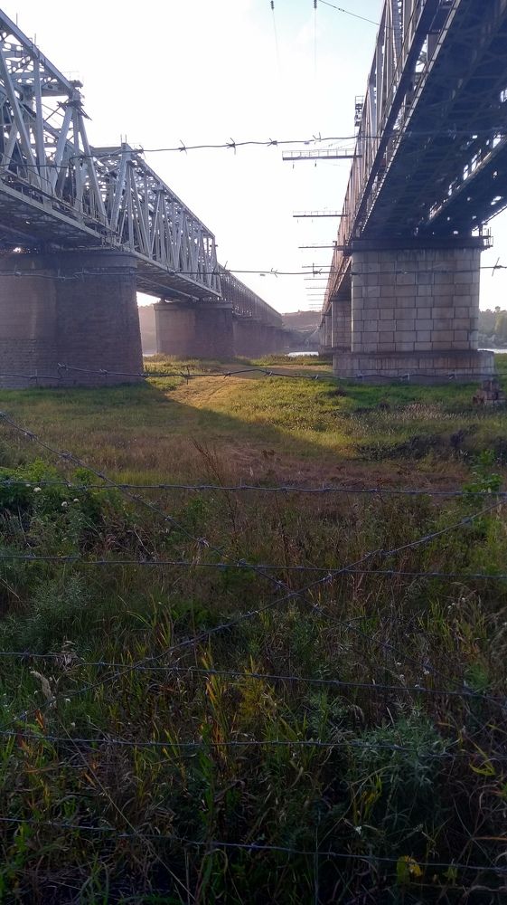 А по какую сторону ты?!!?