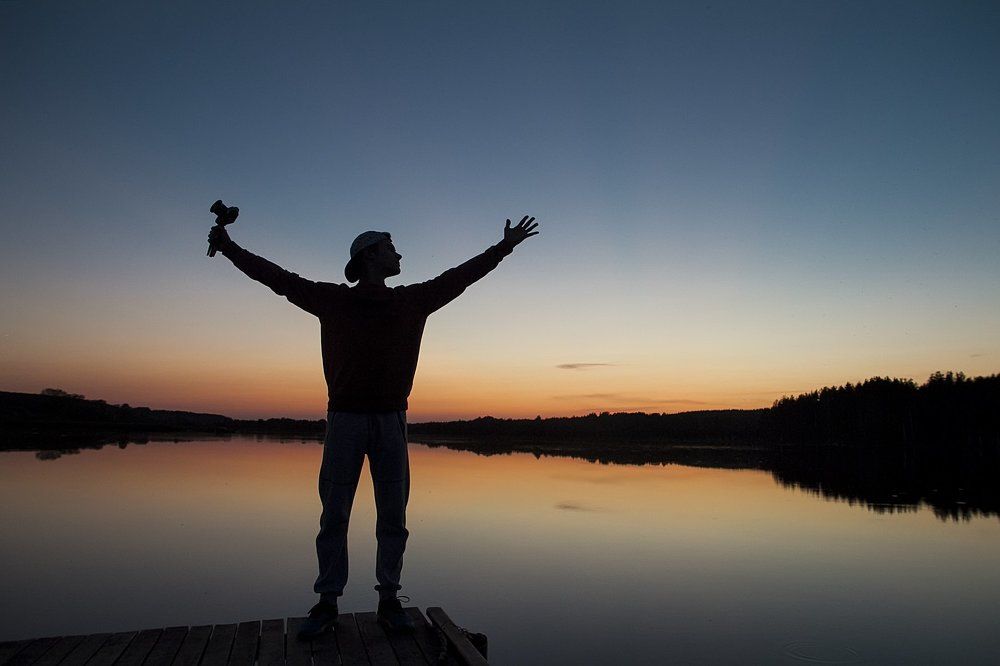 Юный фотограф на мостике.