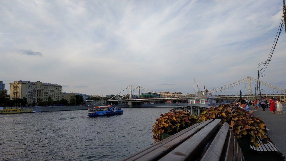 Мост. Река. Москва