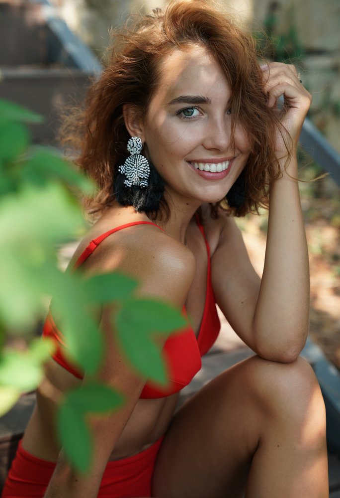 Девушка в красном