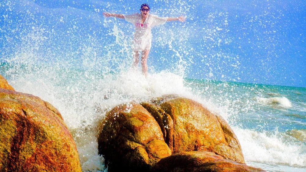 Брызг волн о камни