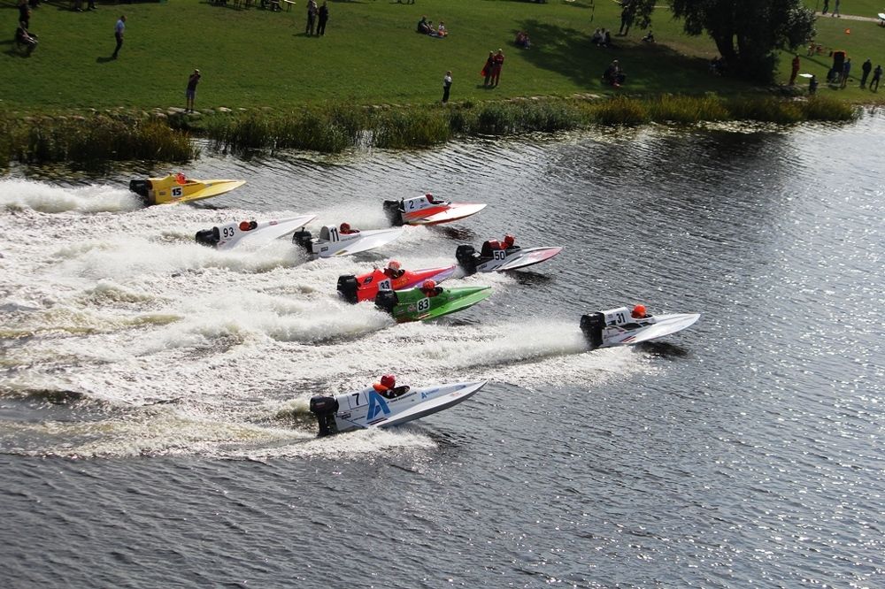 Гонки на воде.Проходят соревнования скутеров на акватории реки Лиелупе.