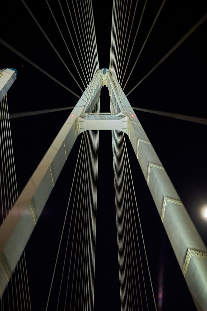 Вид на мост из окна машины