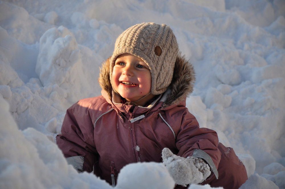 Майя радуется первому снегу
