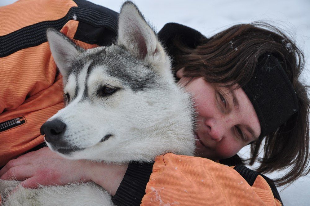 Женщина обнимает собаку,хаски