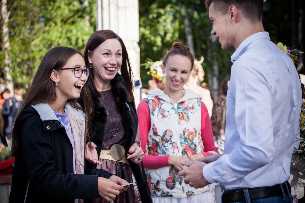 фокусник умеет удивлять