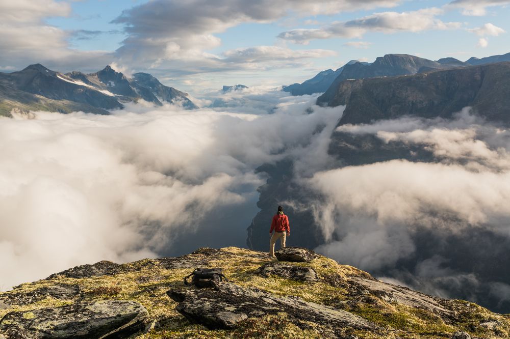 На уровне облаков.