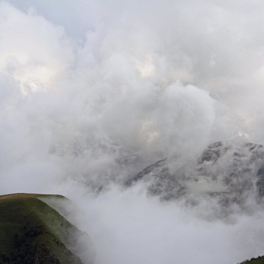 На холмы Грузии ложился густой туман