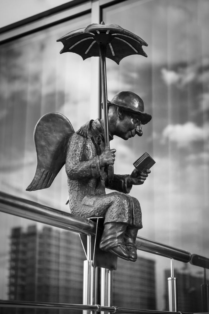 Маленький человек с книгой и зонтиком