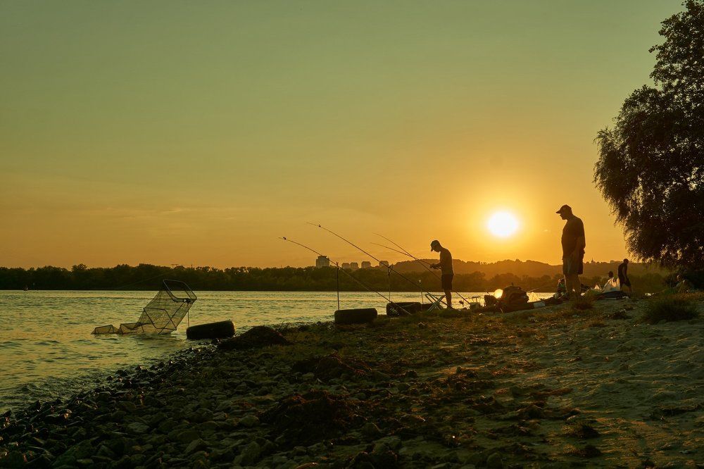 Фишеры на закате.