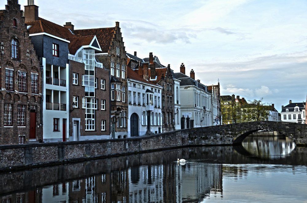 Мостик над зеркальной гладью