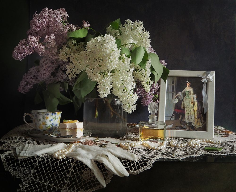 С веткой белой сирени