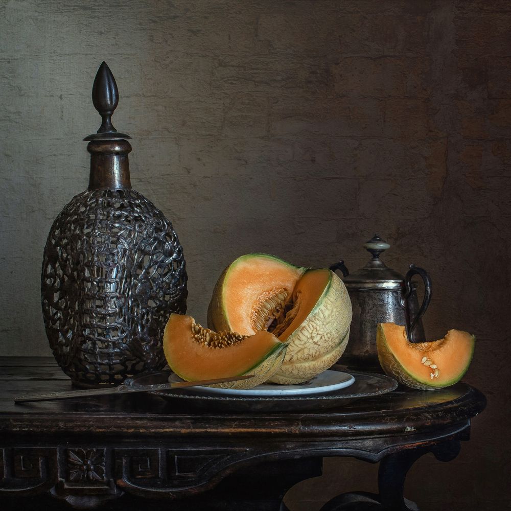 С графином и дыней