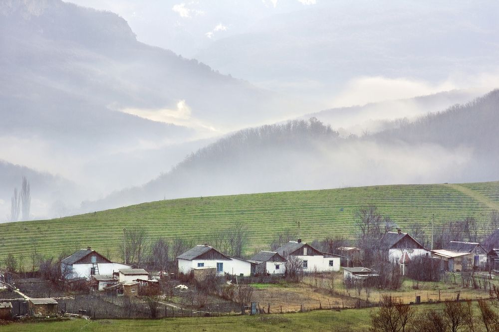 По горам плывут туманы...