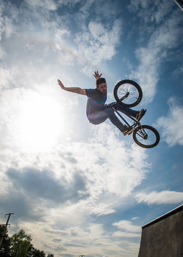 Способный летать, ползать не может.