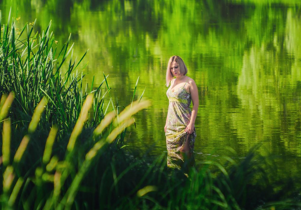 Девушка в камышах