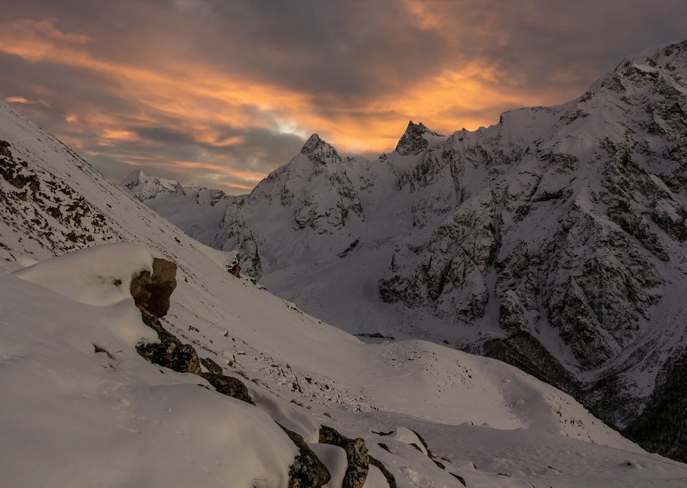засыпают Великаны под закатным покрывалом...