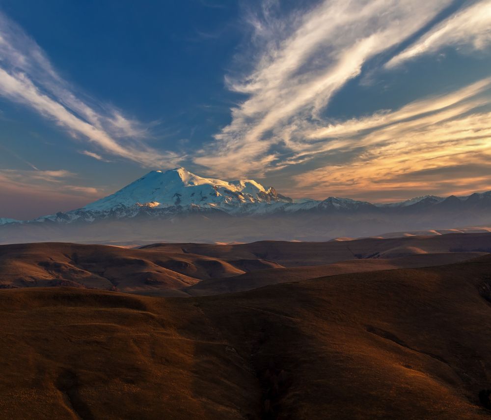 расплескался закат над вершиной...