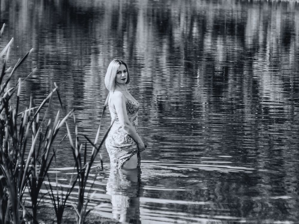 Девушка на реке